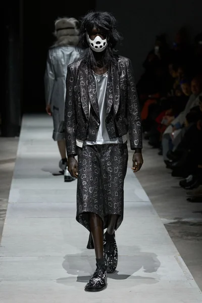 Look 16